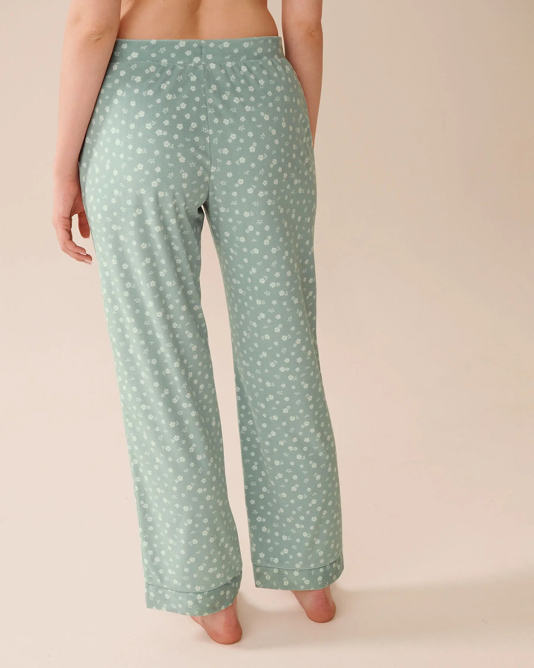 La Vie en Rose_Gray Mist Ditsy_Floral Print Soft Velour Pj Set_40400086_P40482_05