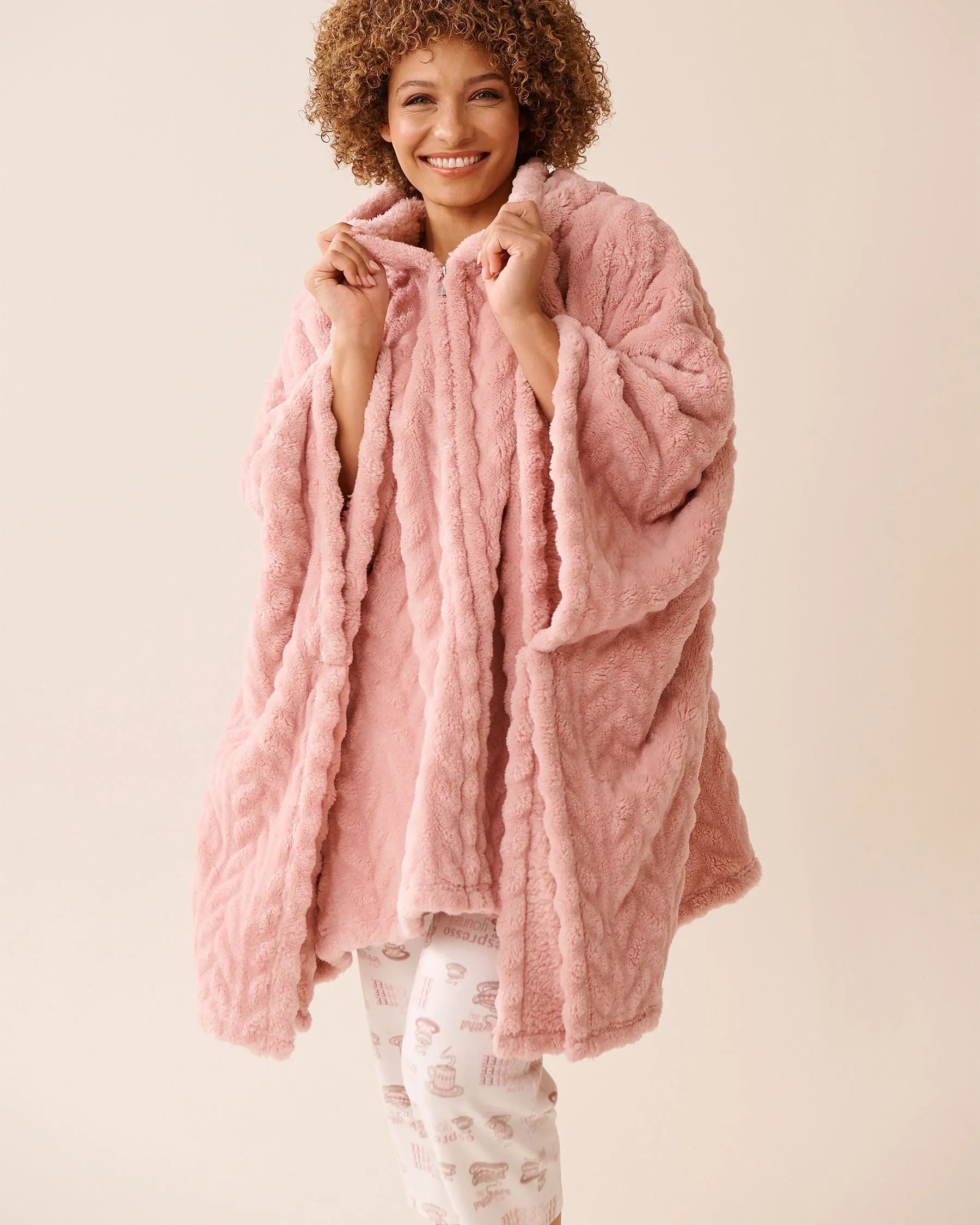 La Vie en Rose_Zephyr Cable_Cable Effect Soft Plush Hooded Cape_40700414_P60407_01
