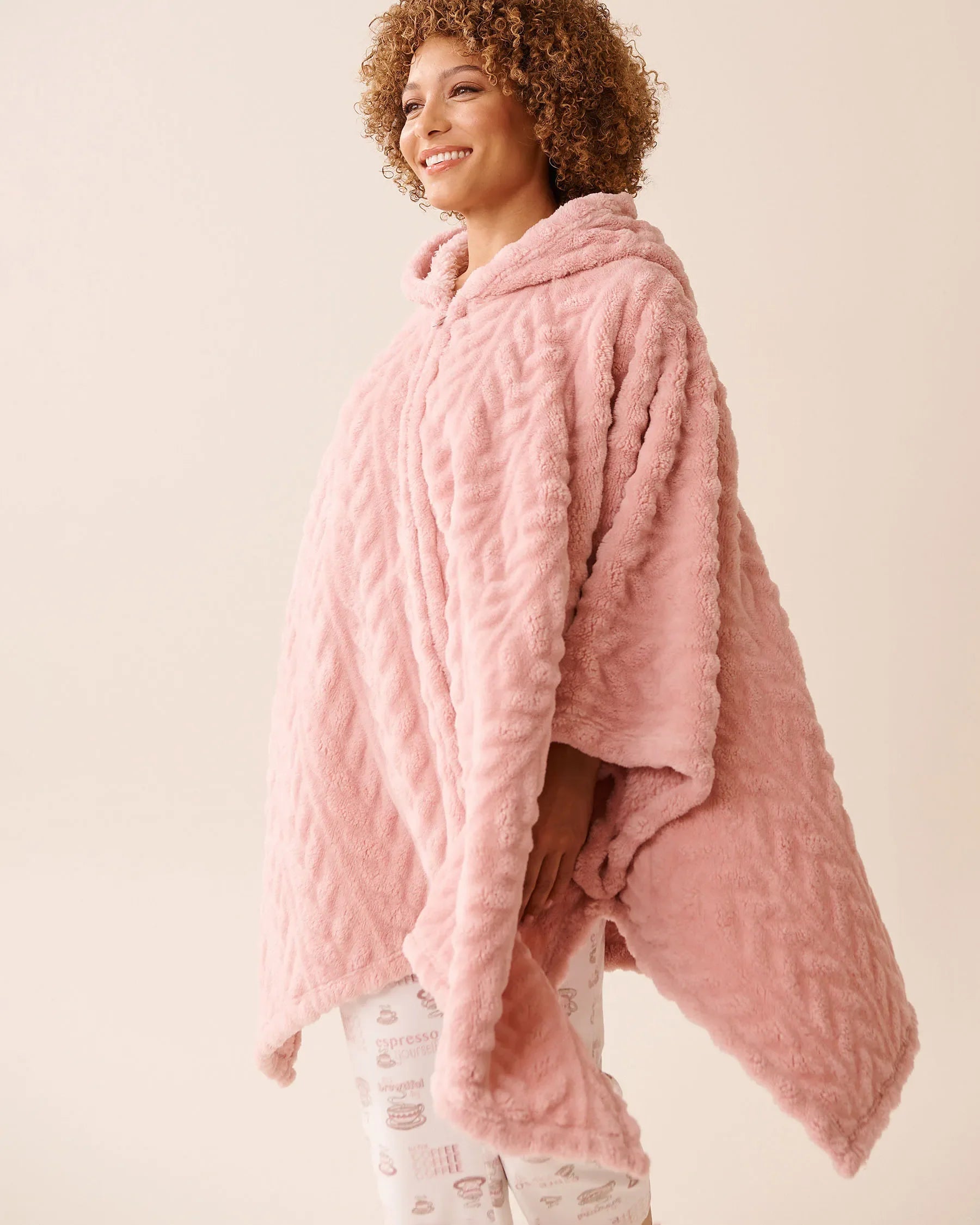 La Vie en Rose_Zephyr Cable_Cable Effect Soft Plush Hooded Cape_40700414_P60407_05