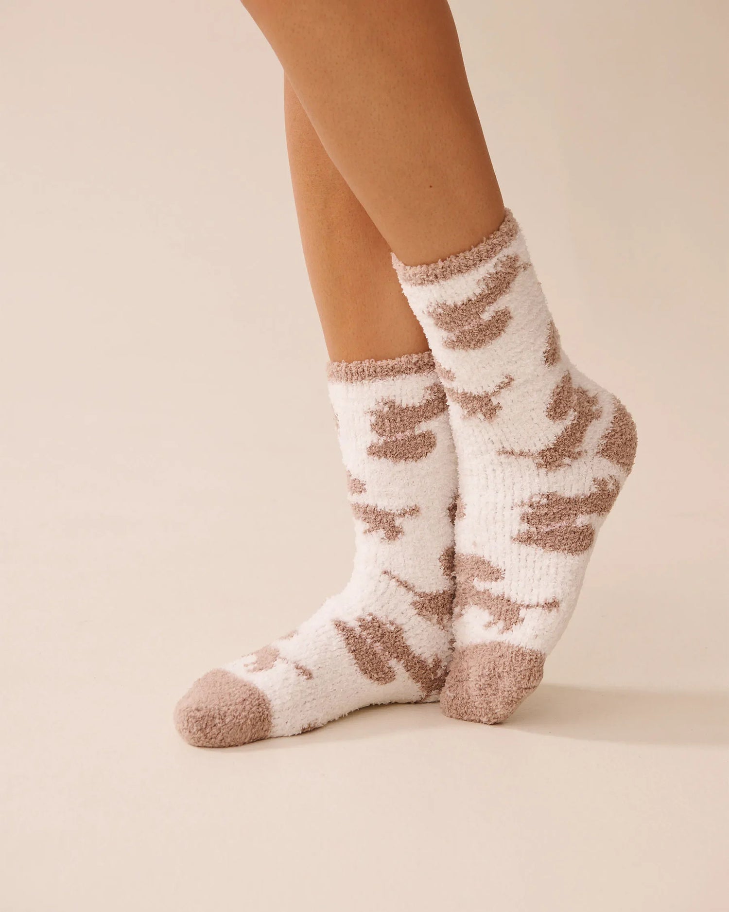 La Vie en Rose_Snow White & Goat Dachshund_Plush Raccoon Socks_40700417_P10527_03