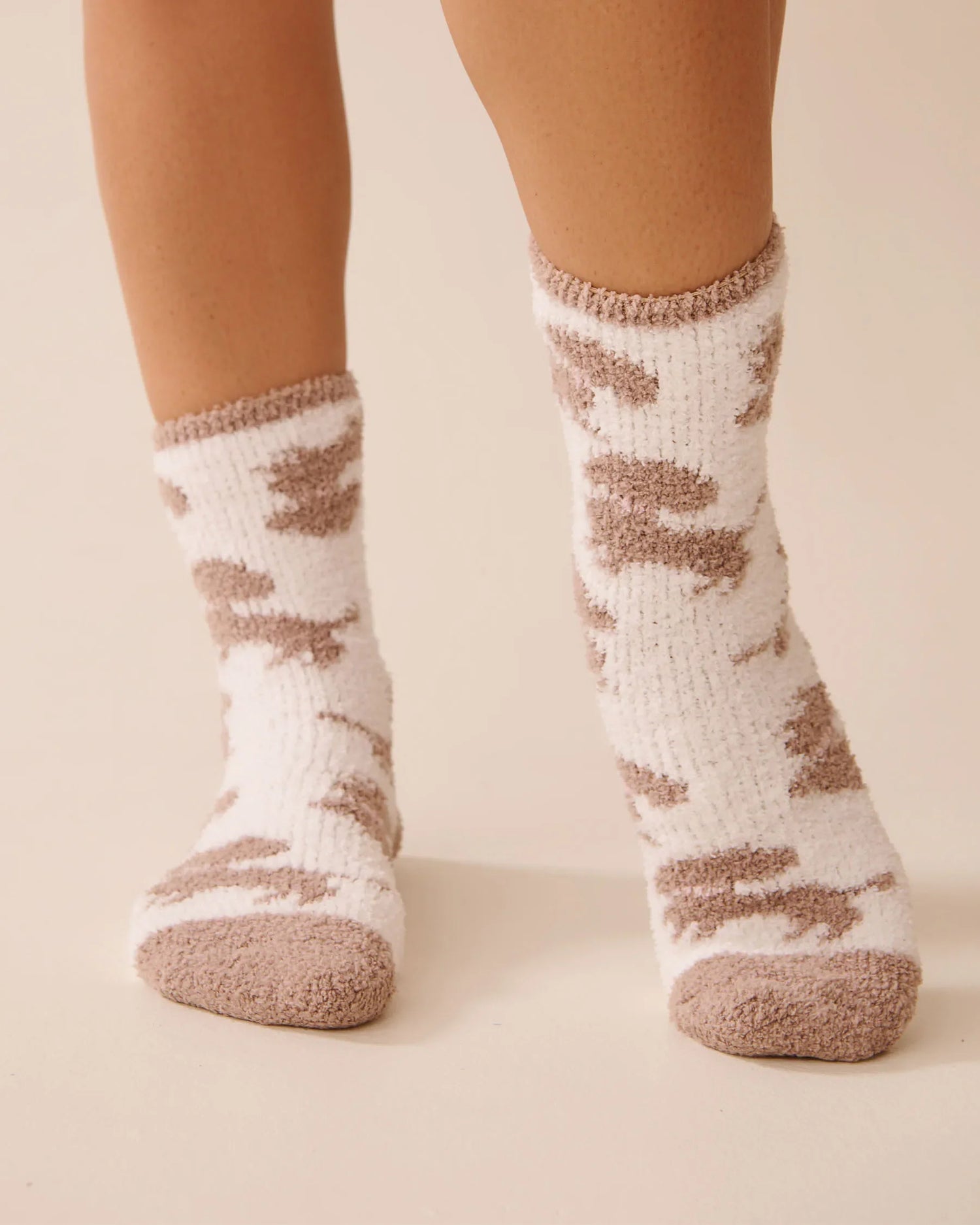 La Vie en Rose_Snow White & Goat Dachshund_Plush Raccoon Socks_40700417_P10527_04