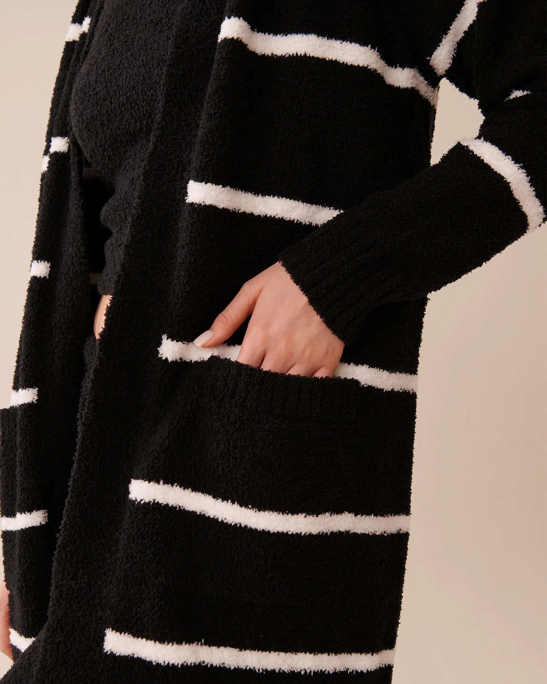 La Vie en Rose_Black & Snow Stripes_Chenille Long Cardigan_50500016_P00450_03
