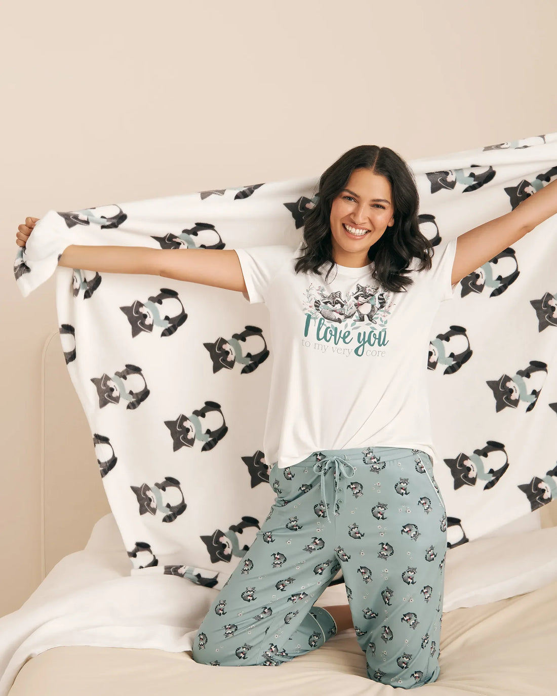 La Vie en Rose_Snow White Raccoon_Raccoon Print Soft Plush Blanket_40700415_P10523_01
