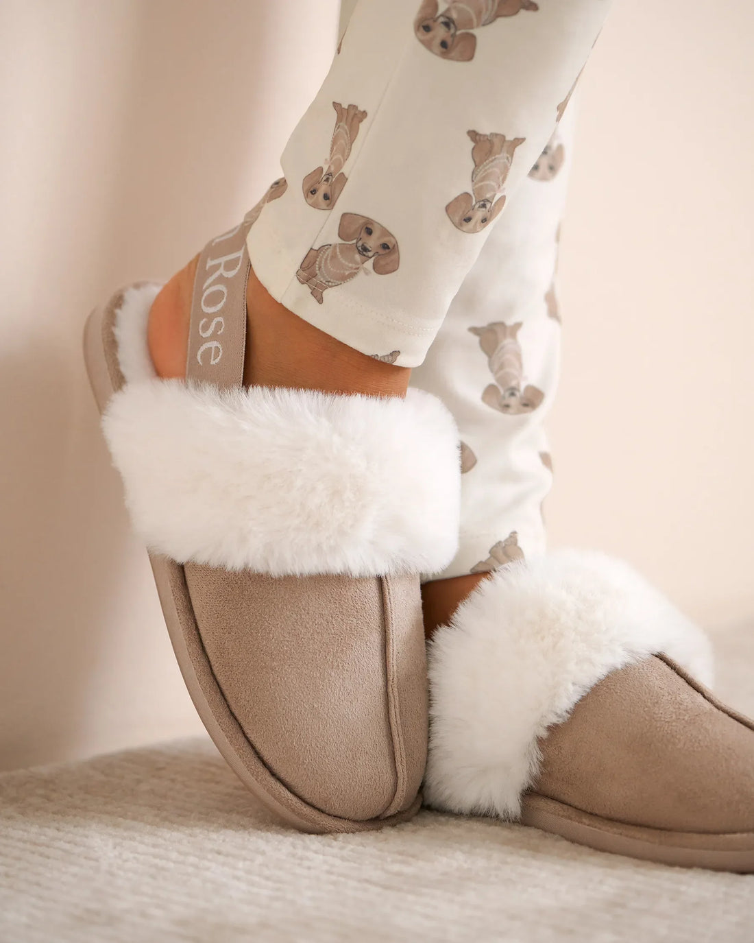 La Vie en Rose_Goat_Faux Suede Slippers with Ankle Elastic Band_40700419_20075_01